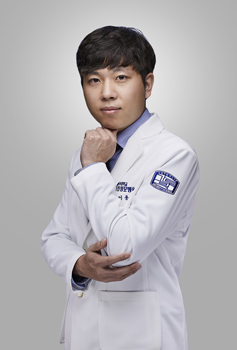 Yongsuk Lee 